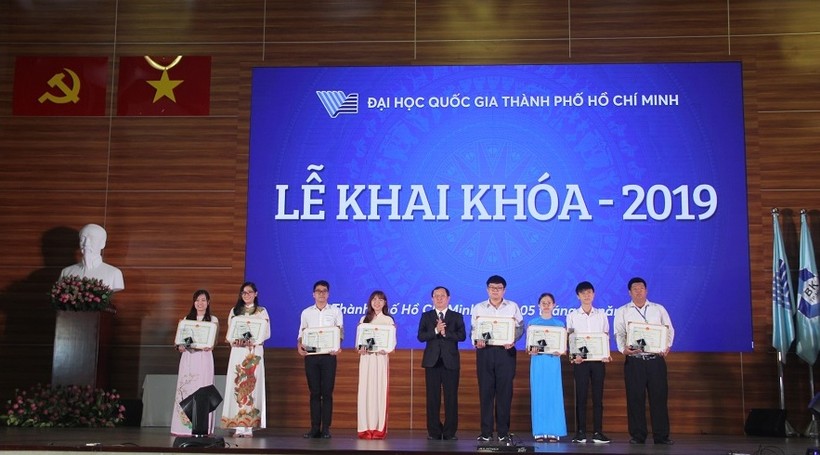 Tuyên dương 8 thủ khoa đầu ra của 8 trường thành viên ĐH Quốc gia TP.HCM tại Lễ khai khóa năm 2019.
