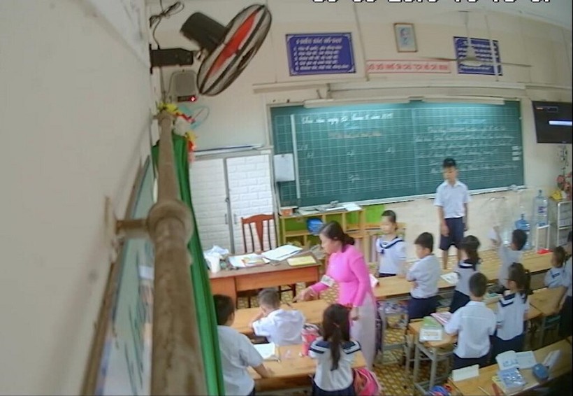 Hình ảnh cô giáo véo tai, đánh học sinh trong giờ học. Ảnh cắt từ clip