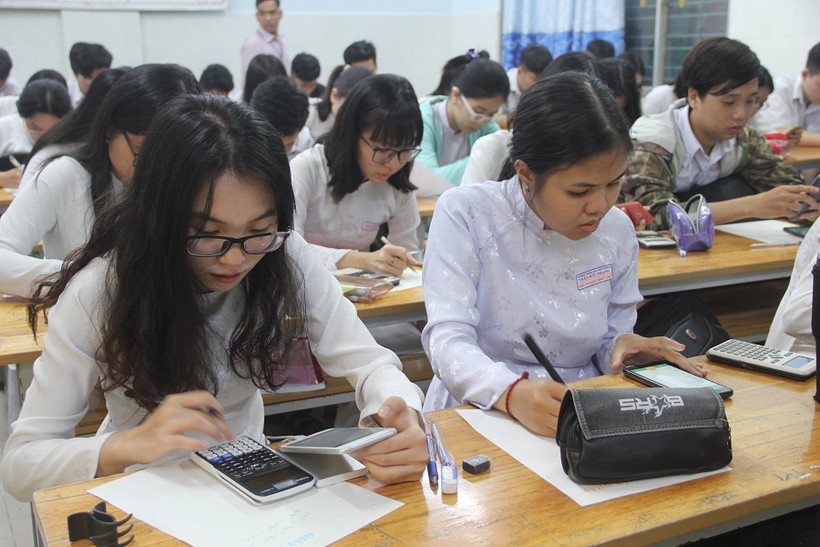 Học sinh lớp 12A7, Trường THPT Trần Hữu Trang đang làm bài kiểm tra giữa kỳ môn Toán 