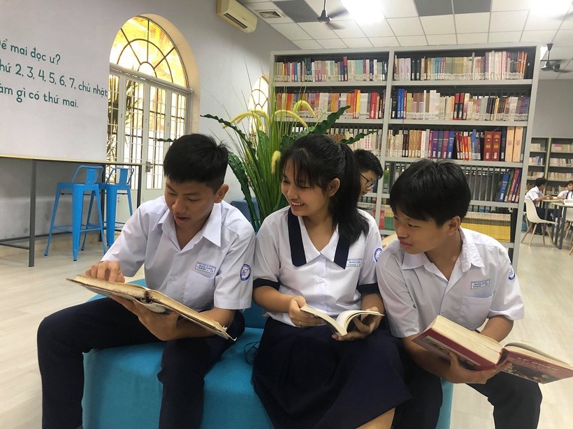 Học sinh cùng nhau đọc sách trong thư viện của trường 