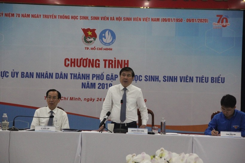 Ông Nguyễn Thành Phong, Chủ tịch UBND TP.HCM chủ trì chương trình gặp gỡ học sinh, sinh viên tiêu biểu TP năm 2019