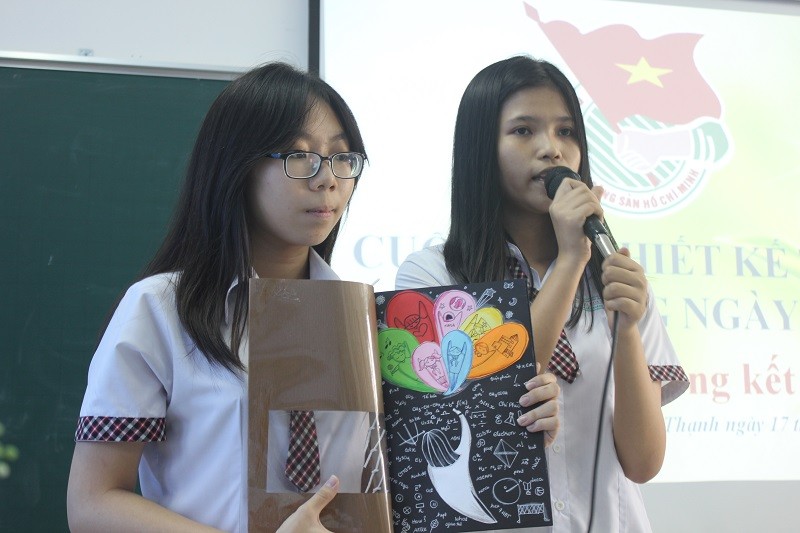 Học sinh thiết kế thiệp tặng thầy cô nhân dịp Ngày Nhà giáo Việt Nam 20/11. Ảnh minh họa