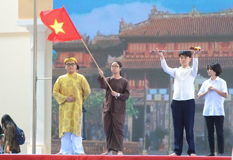 Hoạt cảnh của HS Trường THPT chuyên Trần Đại Nghĩa tái hiện Vua Bảo Đại đọc chiếu thoái vị 