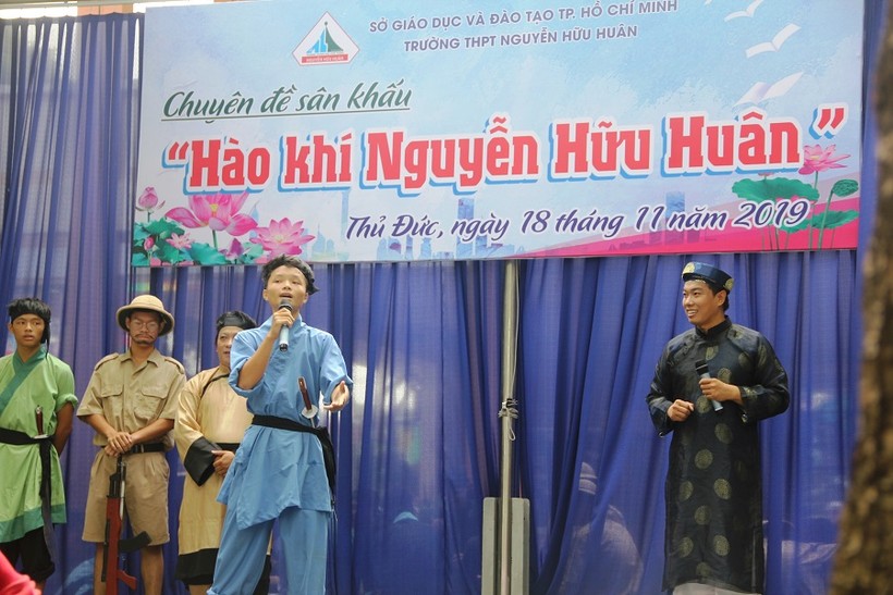 Học sinh của trường tập hát cải lương trong chuyên đề sân khấu hóa "Hào khí Nguyễn Hữu Huân"