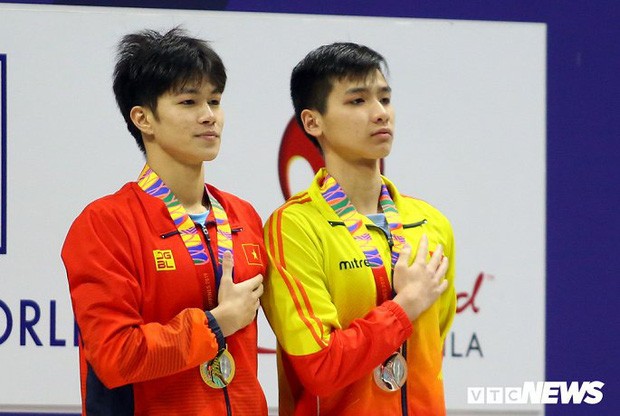 VĐV Nguyễn Hữu Kim Sơn (bìa phải) nhận Huy chương Đồng ở nội dung bơi 400m hỗn hợp. Ảnh Hà Thành 