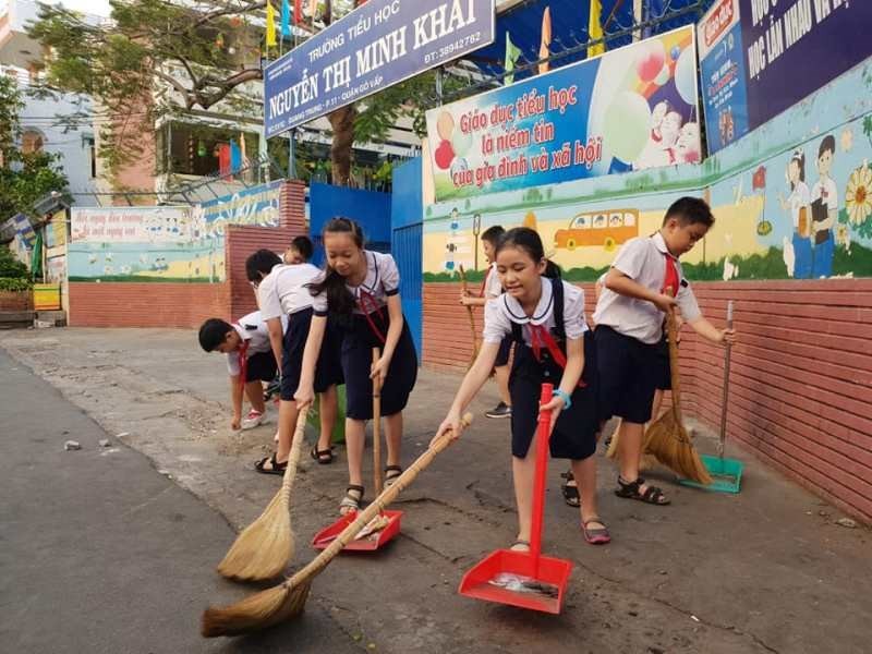 Học sinh Trường Tiểu học Nguyễn Thị Minh Khai, quận Gò Vấp tham gia làm sạch khuôn viên trường 