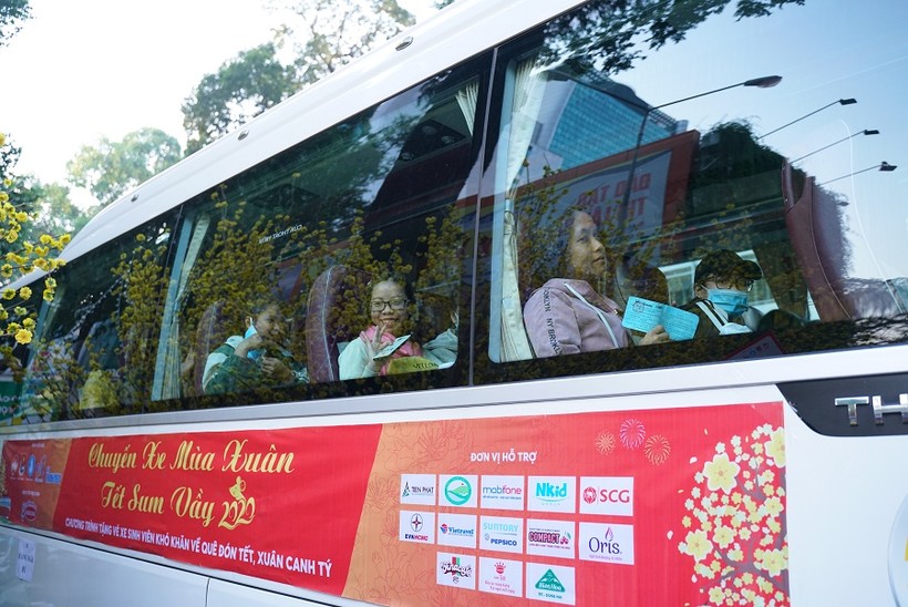 “Chuyến xe mùa Xuân” đưa 2.500 sinh viên về quê đón Tết
