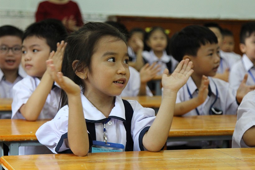 Niềm vui trong ngày đầu tới trường của học sinh khối 1 Trường Tiểu học Trần Quang Khải, Quận Gò Vấp