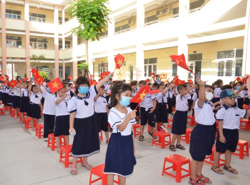 Học sinh Trường tiểu học Nguyễn An Ninh, huyện Hóc Môn trong ngày khánh thành và khai giảng năm học 2020-2021. Ảnh N.Nam