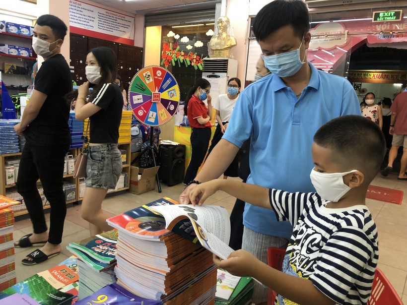 Phụ huynh, học sinh tìm mua sách tại các nhà sách phục vụ cho năm học mới. Ảnh minh hoạ P.Nga