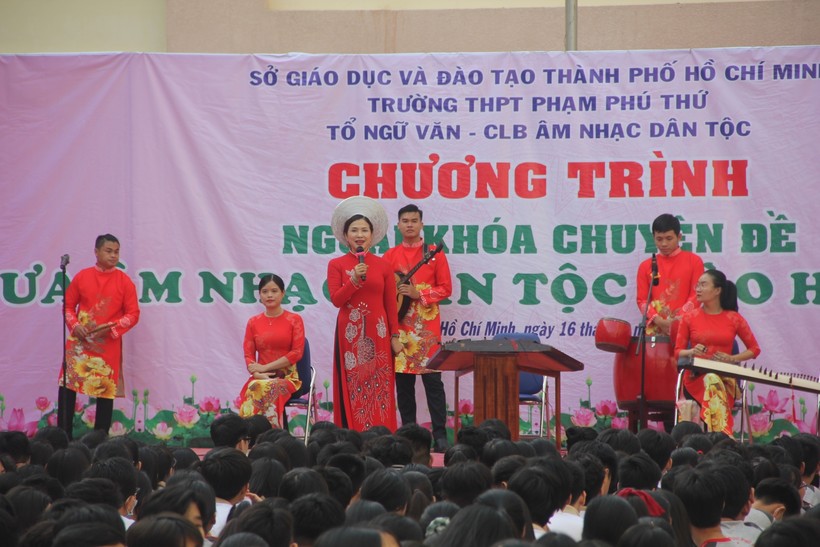 Chuyên đề Đưa âm nhạc dân tộc vào học đường được Trường THPT Phạm Phú Thứ tổ chức vào sáng 16/9