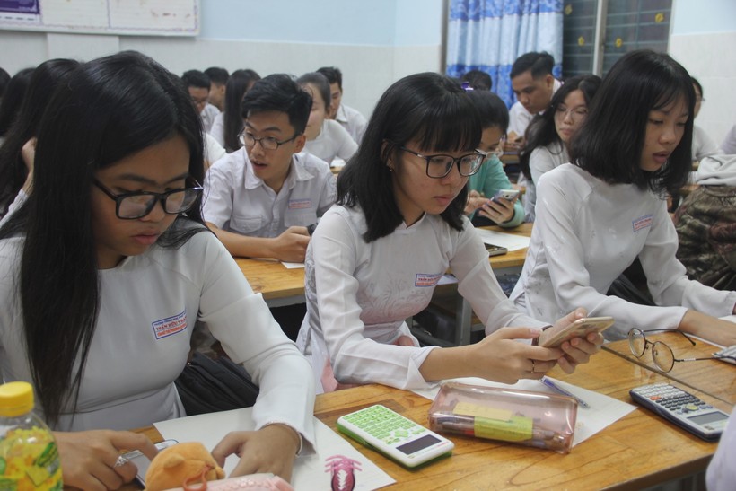 Học sinh Trường THPT Trần Hữu Trang, Quận 5, TP.HCM làm bài kiểm tra giữa kỳ trực tuyến bằng các thiết bị thông minh. Ảnh minh hoạ