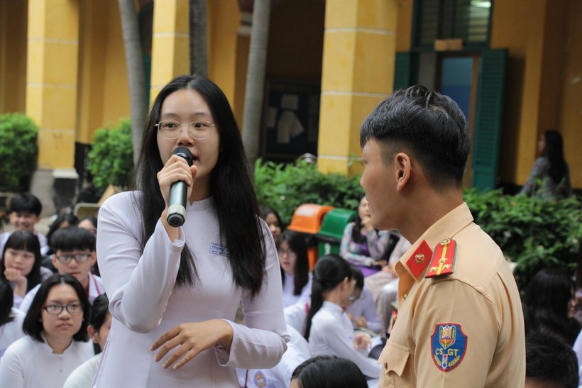Học sinh Trường THPT Trưng Vương tham gia chương trình "Hành trình văn hóa giao thông".