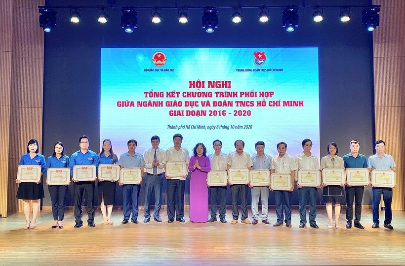 Các tập thể nhận Bằng khen đạt thành tích xuất sắc trong việc thực hiện các chương trình phối hợp giữa ngành GD-ĐT và Trung ương Đoàn TNCS Hồ Chí Minh giai đoạn 2016-2020.
