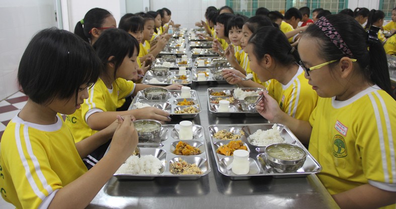 Học sinh tiểu học tại TP.HCM trong bữa ăn trưa tại trường. Ảnh minh hoạ 