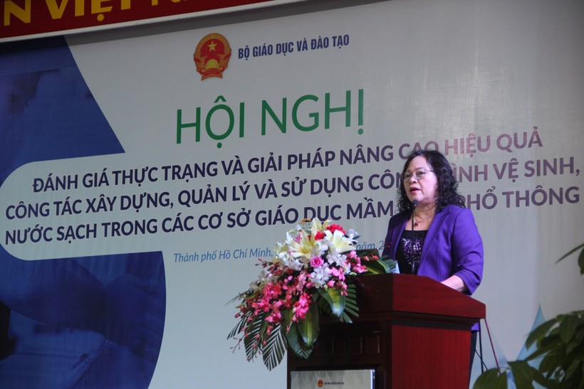 Thứ trưởng Bộ GD-ĐT Ngô Thị Minh phát biểu tại hội nghị đánh giá thực trạng và giải pháp nâng cao hiệu quả công tác xây dựng, quản lý, sử dụng công trình vệ sinh, nước sạch trong các cơ sở GD mầm non, phổ thông