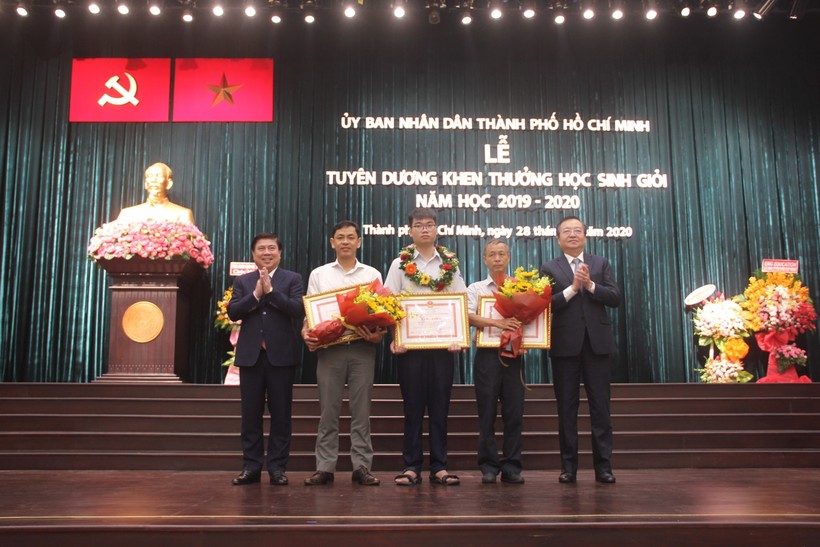 Em Nguyễn Mạc Nam Trung và tổ Toán của Trường PT Năng khiếu (ĐH Quốc gia TP.HCM) nhận bằng khen tại Lễ tuyên dương.