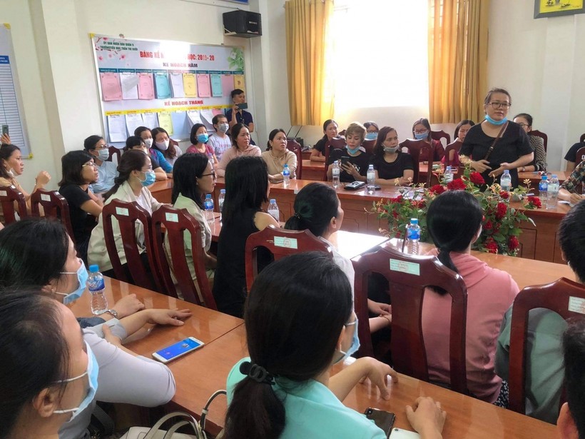 Rất đông phụ huynh trao đổi trong cuộc họp với lãnh đạo Trường TH Trần Thị Bưởi sáng 2/11 liên quan đến chất lượng bữa ăn bán trú. Ảnh T.Tr