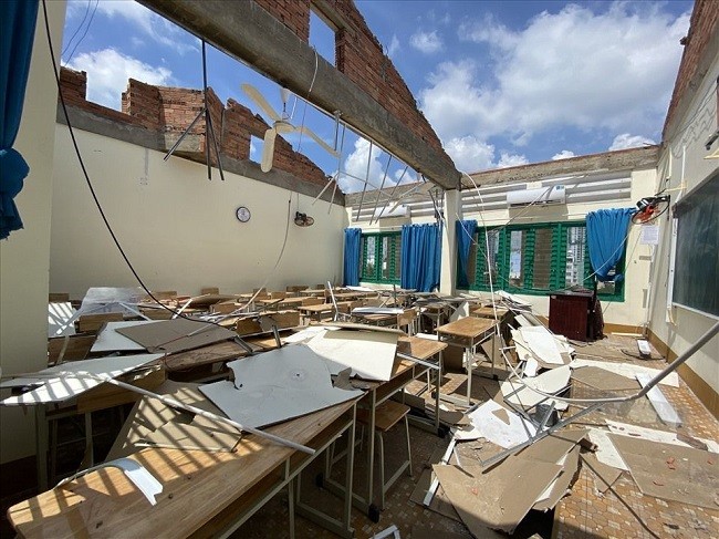 Phòng học ở dãy nhà B của Trường THPT Bình Phú hư hỏng nặng sau sự cố giông lốc chiều tối 31/10 vừa qua. Ảnh T.Vượng
