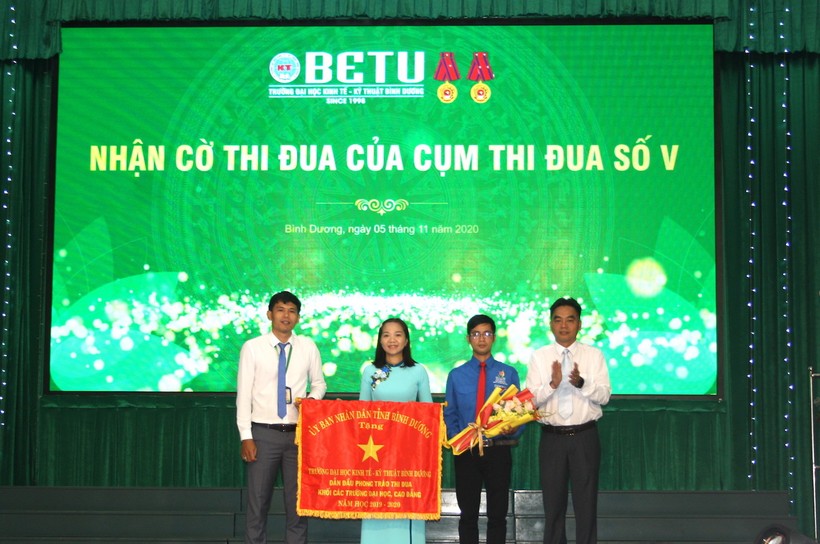 TS Lê Bích Phương nhận cờ thi đua Đơn vị dẫn đầu khối các trường ĐH, CĐ tỉnh Bình Dương.