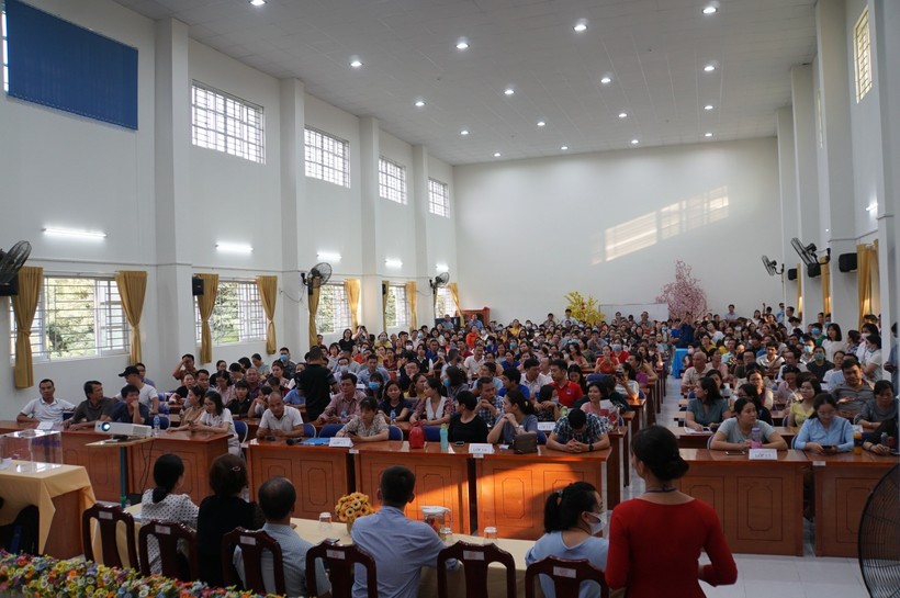 Rất đông phụ huynh của Trường Tiểu học Trần Thị Bưởi có mặt ở hội trường và đồng tình với việc bầu lại Ban đại diện cha mẹ học sinh.
