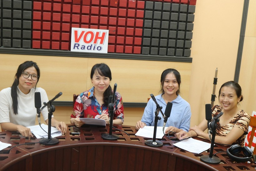 Biên tập viên Thanh Xuân (ngoài cùng bên phải), biên tập viên Hồng Thúy (thứ 2 từ trái sang) trong phòng thu của Đài Tiếng nói Nhân dân TP.HCM. Ảnh NVCC