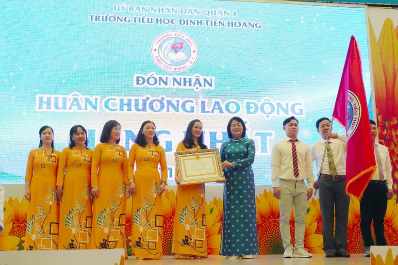 Phó Chủ tịch nước Đặng Thị Ngọc Thịnh trao Huân chương Lao động hạng Nhất cho Trường Tiểu học Đinh Tiên Hoàng. Ảnh Q.Liêm