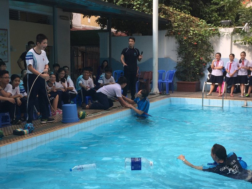 Học sinh Trường THCS Trần Văn Ơn trong chuyên đề kỹ năng an toàn dưới nước. Ảnh Phan Nga 