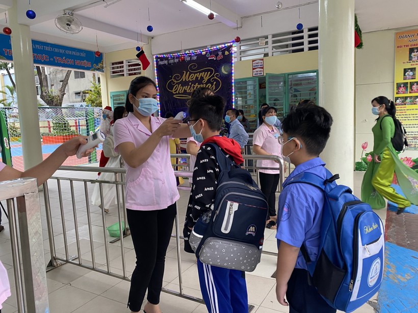 Học sinh Trường Tiểu học Võ Văn Tần Quận 6 trở lại trường sáng 7/12 sau gần 1 tuần tạm nghỉ phòng dịch Covid-19