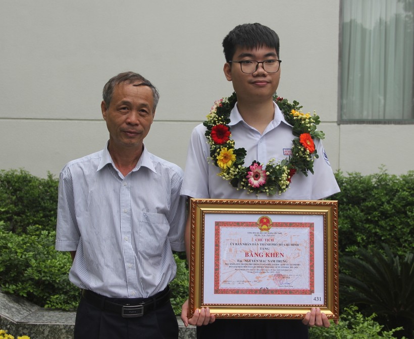 Em Nguyễn Mạc Nam Trung, học sinh Trường Phổ thông Năng khiếu (ĐH Quốc gia TP.HCM) giành Huy chương Bạc Toán quốc tế 2020 được UBND TP trao thưởng 150 triệu đồng. Ảnh minh hoạ