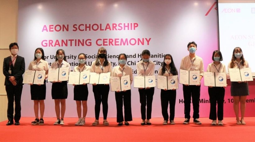Các sinh viên Trường ĐH Kinh tế TP.HCM nhận học bổng AEON