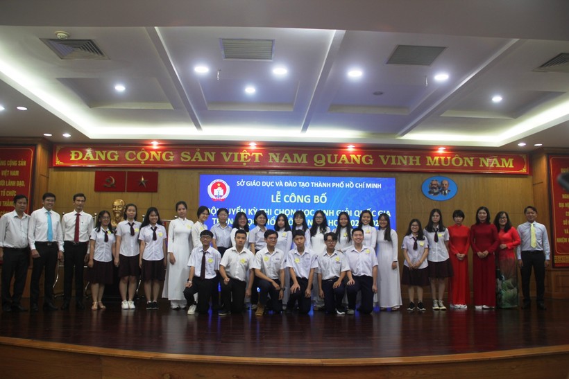 Đội tuyển môn Ngữ văn trong lễ xuất quân tham dự kỳ thi học sinh giỏi quốc gia năm học 2020-2021