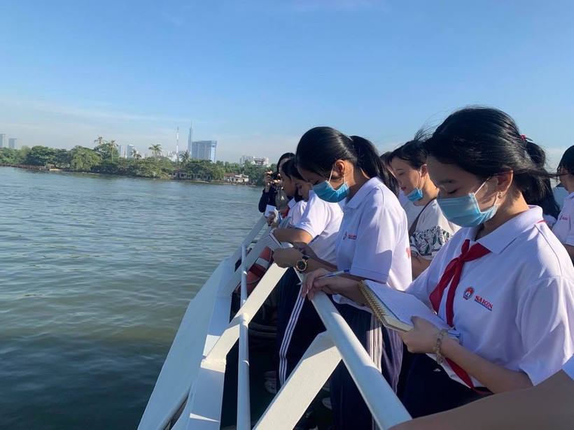 Học sinh tham gia vòng chung kết "Văn hay Chữ tốt" qua trải nghiệm tàu cao tốc trên sông Sài Gòn. Ảnh minh họa 