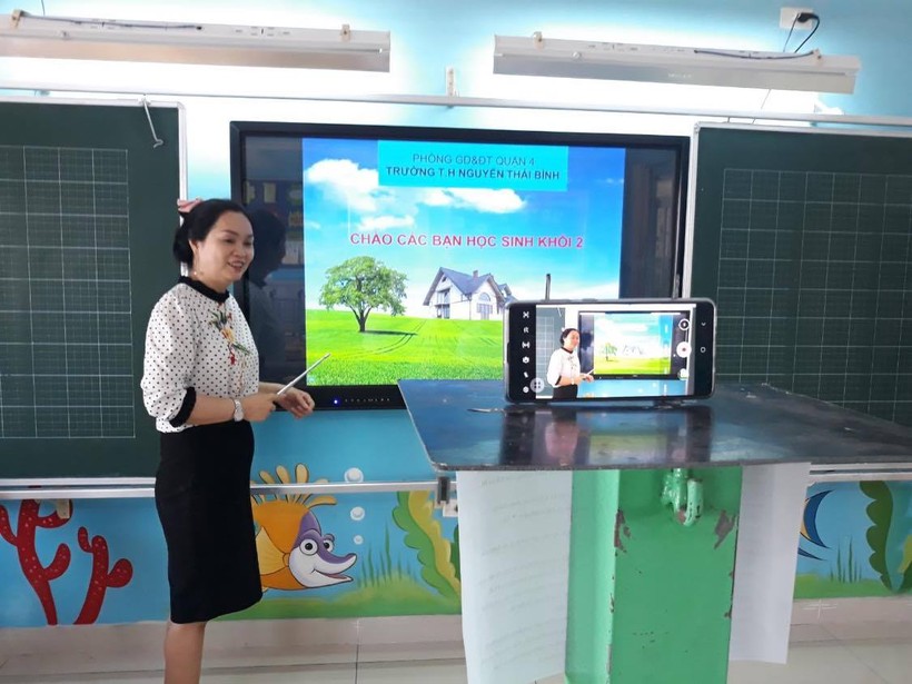 Giáo viên Trường Tiểu học Nguyễn Thái Bình, Quận 4, TP.HCM ghi hình các bài giảng phục vụ cho dạy học qua Internet. Ảnh minh hoạ 