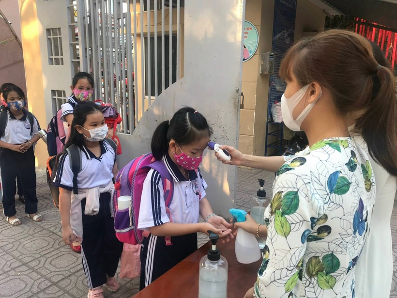 Học sinh Đồng Nai trở lại trường sau kỳ nghỉ Tết trong sáng 17/2. Ảnh Khánh Linh