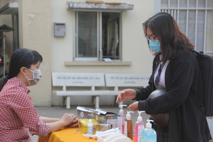 Học sinh TP.HCM rửa tay sát khuẩn trước khi vào trường. Ảnh minh hoạ