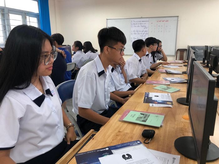Học sinh Trường THPT Nguyễn Du, Quận 10 tham gia khảo sát về định hướng nghề nghiệp online trong phòng máy. Ảnh minh họa 