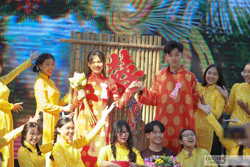 Học sinh tái hiện trên sân khấu lễ rước dâu mang đậm bản sắc của vùng Đồng bằng sông Cửu Long