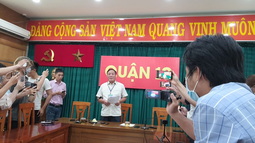Đại diện lãnh đạo UBND Quận 10 thông tin ban đầu cho báo chí về sự việc hai thiếu niên bị đánh trong phòng giám thị của Trường THCS Nguyễn Văn Tố. Ảnh D.Nguyễn 