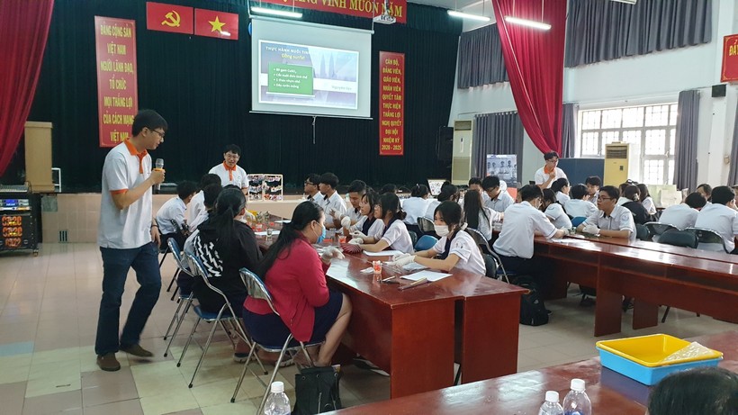 Học sinh Trường THPT Lê Thánh Tôn, Quận 7 trong chuyên đề "Ươm mầm tinh thể-Kết nối yêu thương"