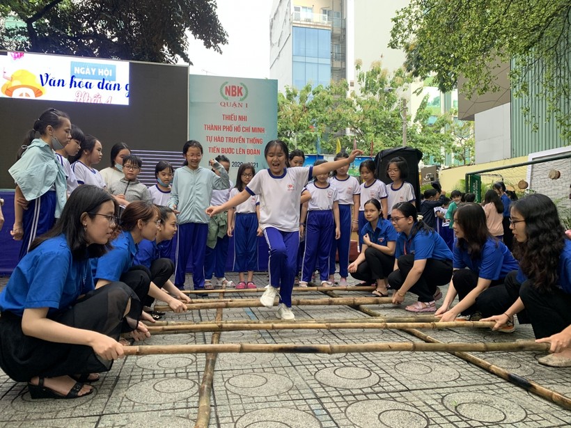 Học sinh hào hứng tham gia nhảy sạp trong ngày hội Văn hoá dân gian.