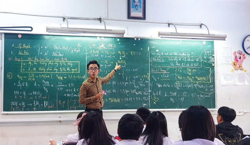 Thạc sĩ Phạm Lê Thanh trong một tiết giảng môn Hoá học. Ảnh minh hoạ NVCC
