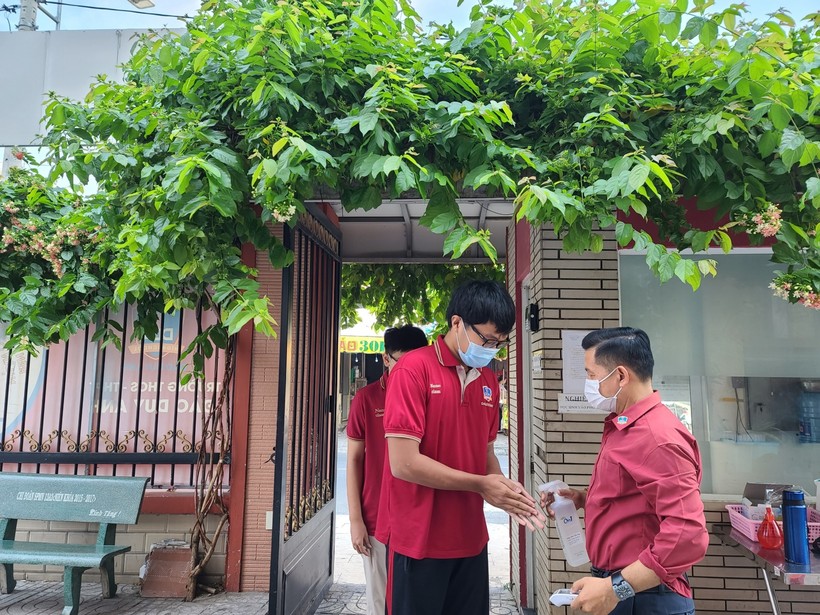 Học sinh Trường THCS-THPT Đào Duy Anh rửa tay sát khuẩn trước khi vào trường. Ảnh minh hoạ 