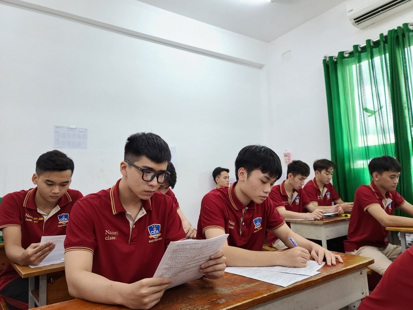 Học sinh Trường THCS-THPT Đào Duy Anh, TP.HCM trong buổi hướng dẫn làm hồ sơ dự thi tốt nghiệp THPT và xét tuyển ĐH năm 2021. Ảnh minh hoạ NTCC 