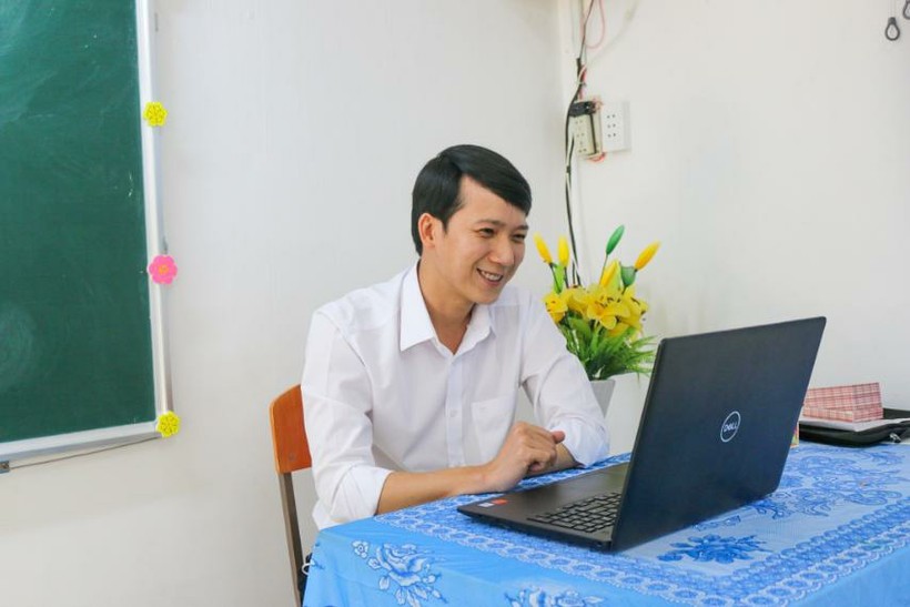 Giáo viên Trường THPT Nguyễn Du, Quận 10 dạy học trực tuyến. Ảnh minh hoạ NTCC
