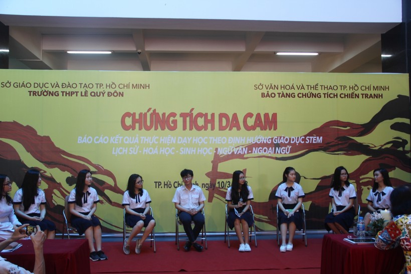 Học sinh Trường THPT Lê Quý Đôn trong buổi báo cáo thực hiện dự án dạy học theo định hướng giáo dục STEM. Ảnh minh hoạ 
