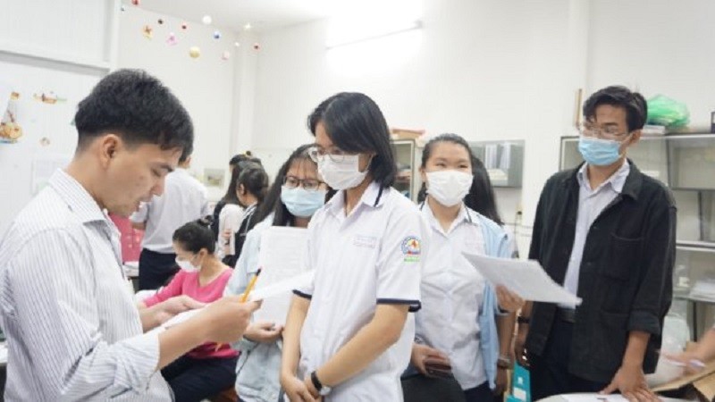 Học sinh khối 12 Trường THPT Bùi Thị Xuân được hướng dẫn làm hồ sơ dự thi. Ảnh minh hoạ 