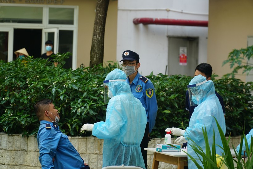 Trưa ngày 18/5 lực lượng y tế lấy mẫu xét nghiệm cho cư dân, nhân viên bảo vệ tại block A1-chung cư Sunview Town nơi ca nhiễm Covid-19 cư trú. Ảnh minh họa.
