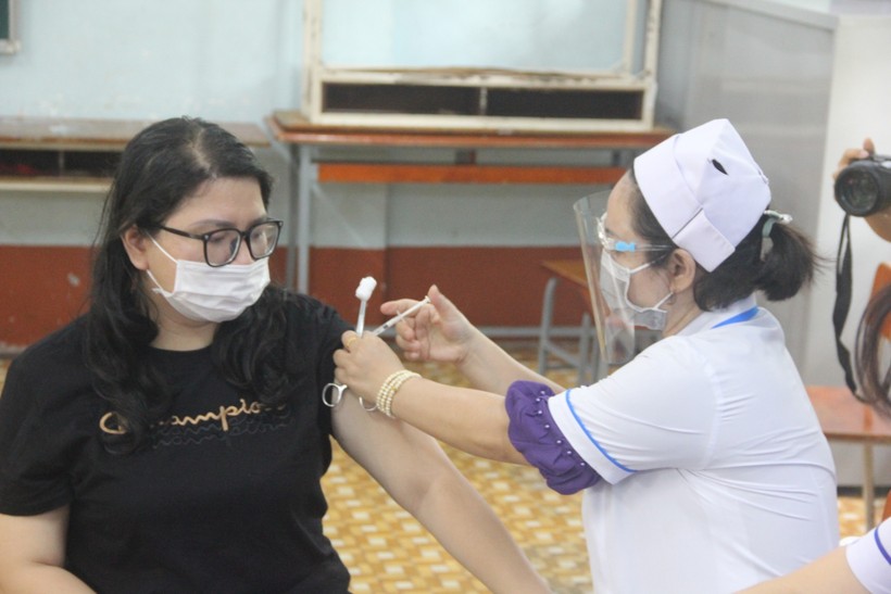 Cô Phan Thị Thanh Giang (Trường THPT Đào Sơn Tây)-giáo viên đầu tiên tiêm vắc xin phòng Covid-19 ở điểm tiêm chủng đặt tại Trường THCS Thái Văn Lung (TP Thủ Đức)