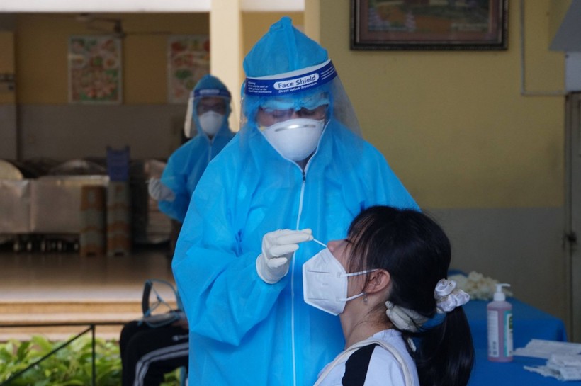 Thí sinh được lấy mẫu xét nghiệm SARS-CoV-2 tại Trường TH Nguyễn Bỉnh Khiêm, Quận 1 sáng 3/7.